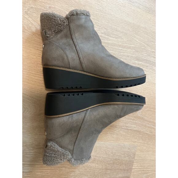 Bandolino Gray Chelsea Boots Suede Size 8.5 Women Wedge - Picture 7 of 8